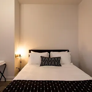 Light Filled 2 Bdr Unit In Mile End By Den Montreal